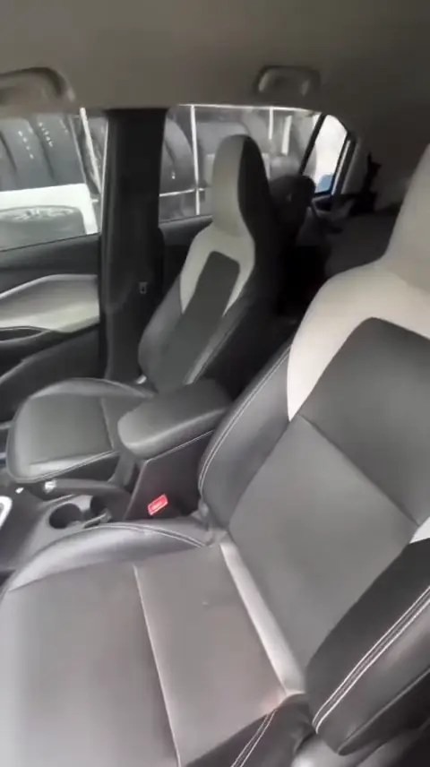 Bancos e interior de carro no pátio